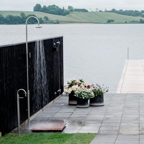 Frostline Duo fritstående udebruser m/selvluk - Rustfrit stål Frostline Duo fritstående udebruser m/selvluk - Rustfrit stål