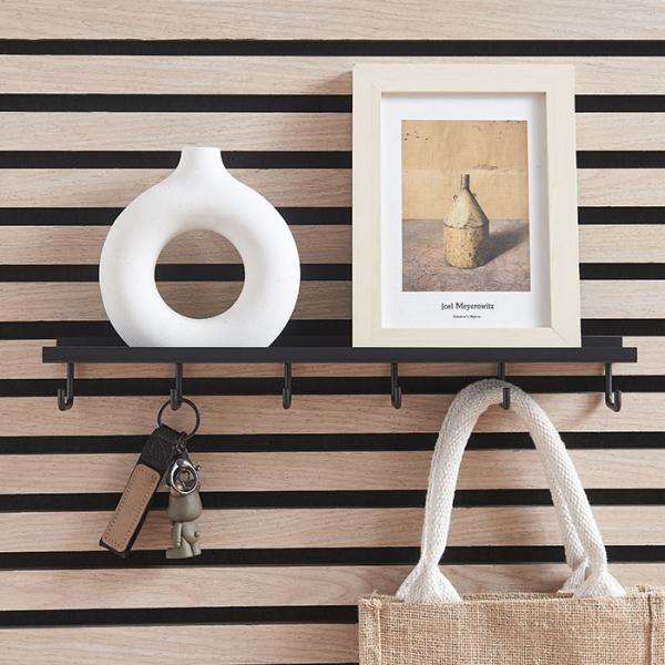 Sort hylde m/6 kroge til akustikpanel - Vandret/lodret Sort hylde m/6 kroge til akustikpanel - Vandret/lodret