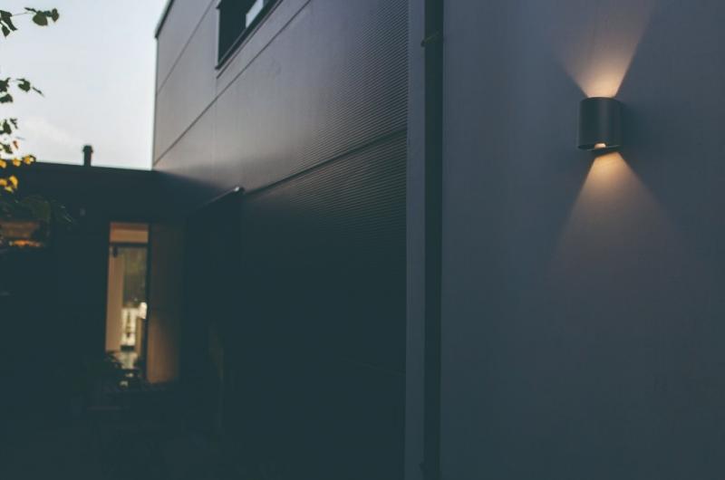 Lutec Architectural Gemini Beams afrundet udend&oslash;rslampe til v&aelig;g - Mat sort