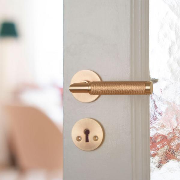 Beslagsboden Design indend&oslash;rs d&oslash;rh&aring;ndtag m/crystal cut - B&oslash;rstet messing PVD - S&aelig;t &aacute; 4 stk